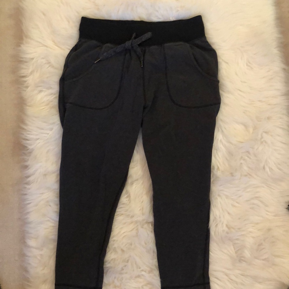 Lululemon gray cropped joggers